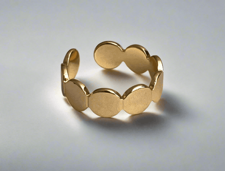 Minimalist adjustable circle ring in gold with sleek geometric design.