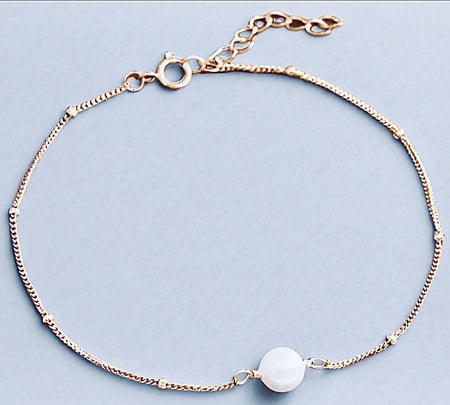 Single pearl minimalist bracelet with recycled sterling silver chain, featuring a lustrous freshwater pearl for eco-conscious style.