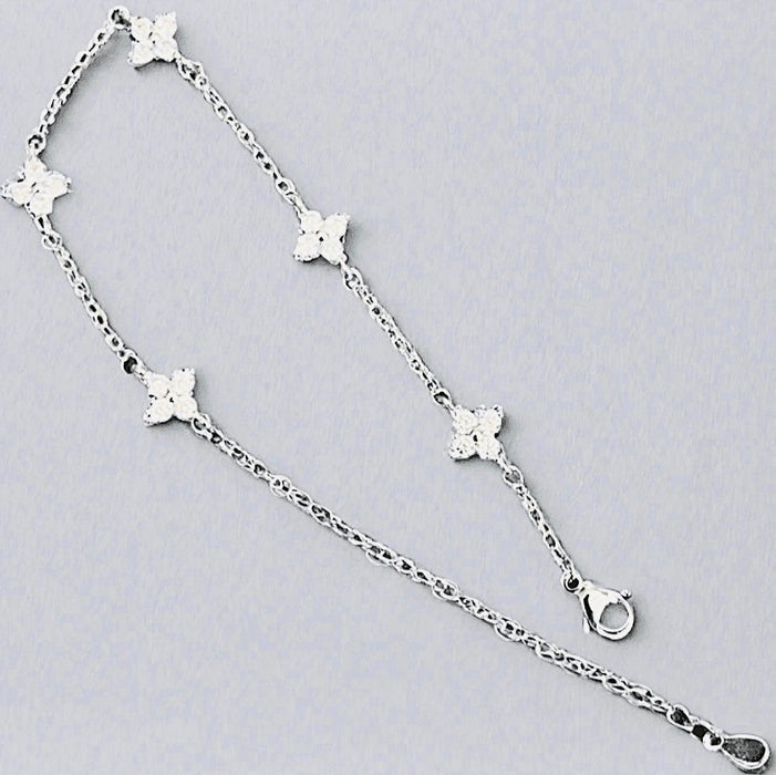 Elegant Four Point Star Bracelet crafted in 925 silver with eco-friendly 18K gold plating, featuring a minimalist and adjustable design.